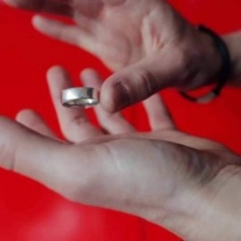 Invisible by Damien Savina & Ellusionist (DVD + Gimmick)