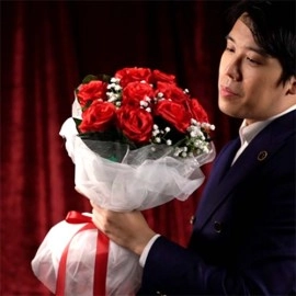 The Bouquet (Red) by Bond Lee & MS Magic