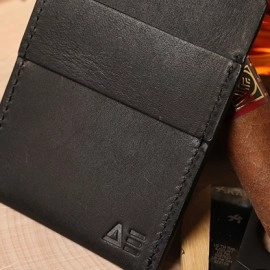 Wallet (Gimmicks and Online Instructions) by Nicholas Lawrence